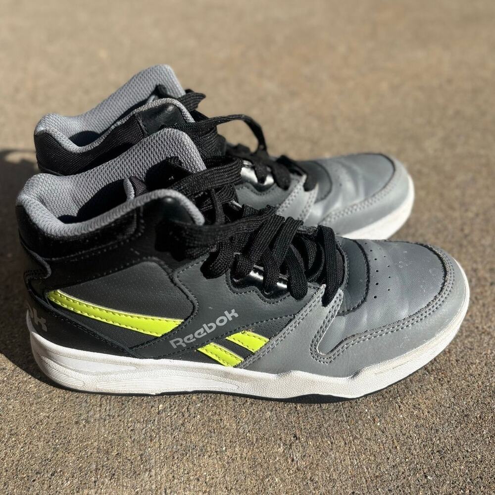 REEBOK SNEAKERS SIZE 4 YOUTH SHOES